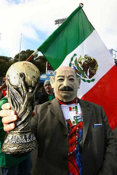 Un ex Presidente perdido entre la afición mexicana.