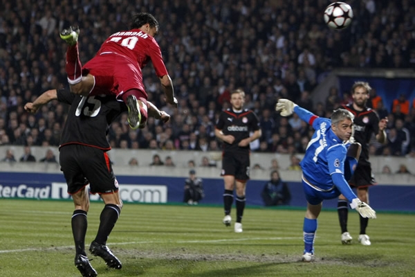 Un gran remate de Marouane Chamakh