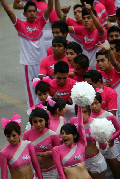Un grupo más de cheerleaders