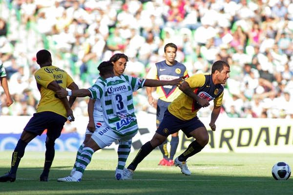 Un juego de buena calidad amarilla.