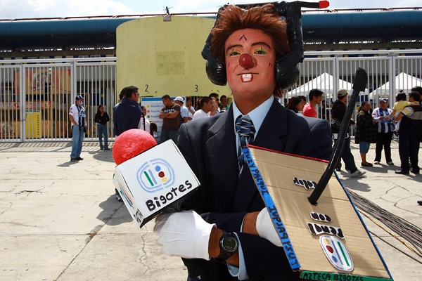 Un verdadero payaso afuera del estadio.