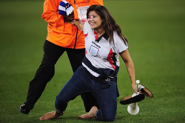 Una espontanea saltó a la cancha