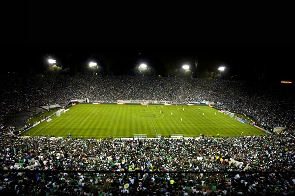 Una hermosa panorámica del Rose Bowl lleno.