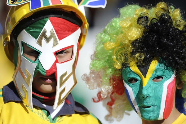 Una máscara mexicana apoyando a Sudáfrica