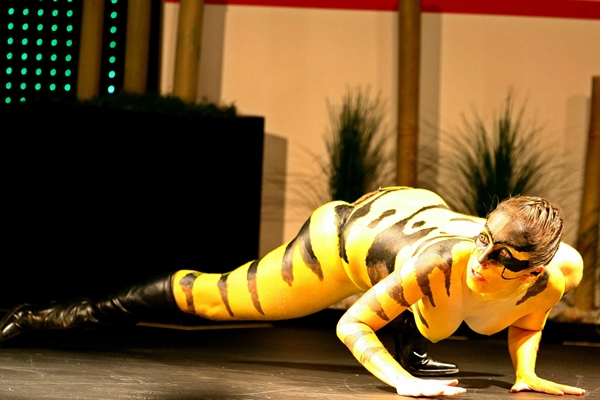 Una mirada sigilosa la de esta modelo.