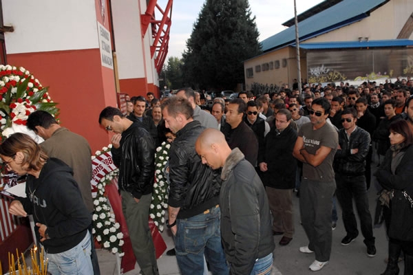 Una multitud se reunió para despedirlo.