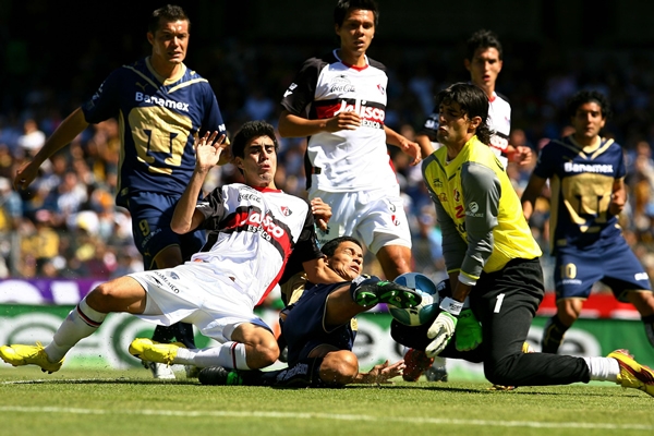 Una ruda jugada defensiva por parte de los rojiblancos.
