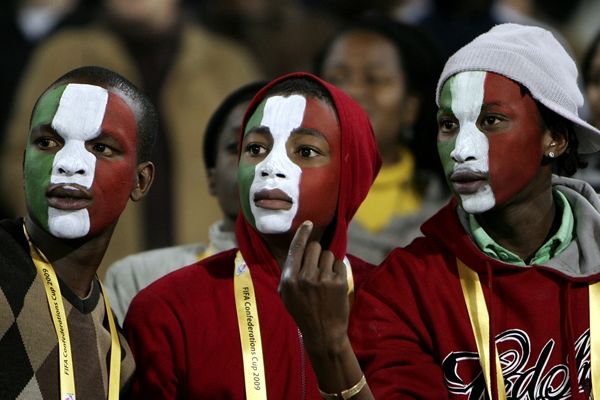 Unos africanos que apoyan a los azzurri.
