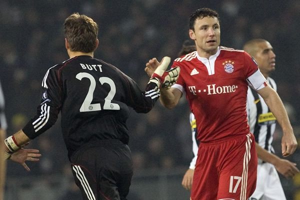 Van Bommel y Butt celebran la anotación