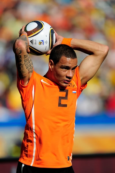 Van der Viel se dispone a sacar de banda
