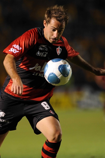 Vargas justo cuando dispara para hacer su gol.
