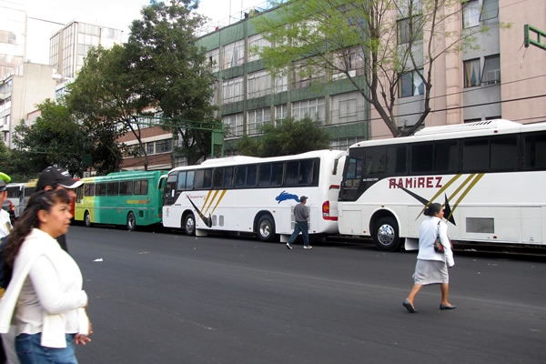 Varios camiones llegaron desde Michoacán