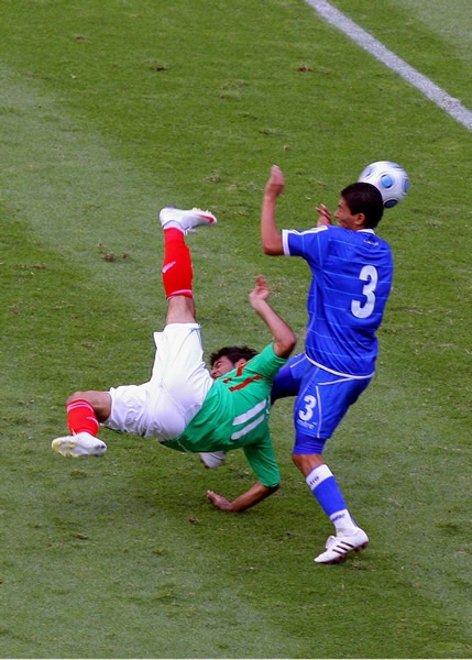 Vela estuvo a punto de marcar un golazo de chilena