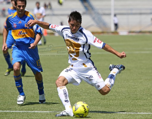 Velarde sacó un tiro bombeado que estuvo a poco de ser gol.