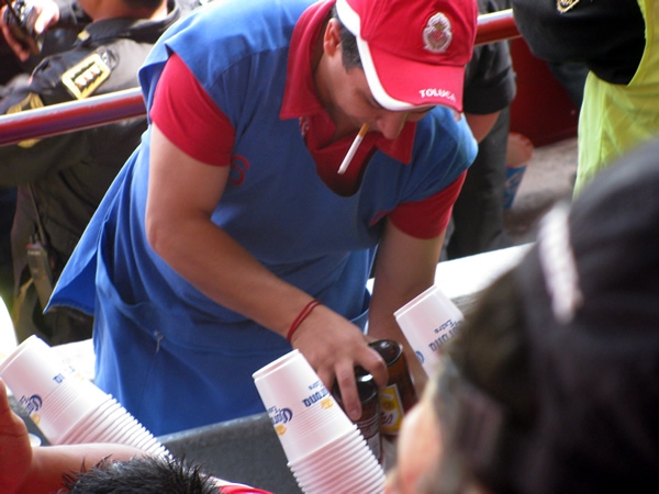 La venta de la chela no pdía faltar, el calor lo exige.