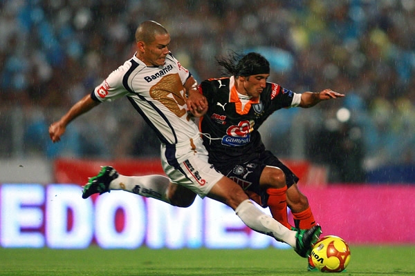 Verón detiene a Álvarez.