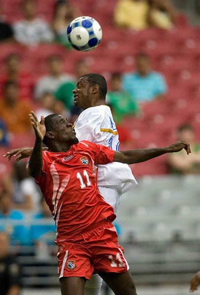 Víctor Herrera lucha con todo en las alturas.