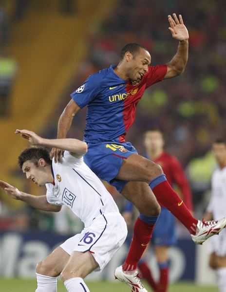 Vidic le hace el famoso banquito a Henry.