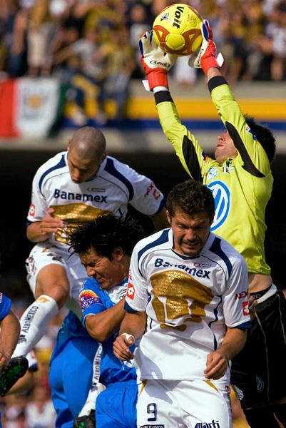 Villalpando deteniendo todas llegadas de Pumas