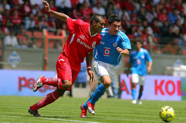 Villaluz tuvo un marcaje fuerte por parte de Paulo da Silva.