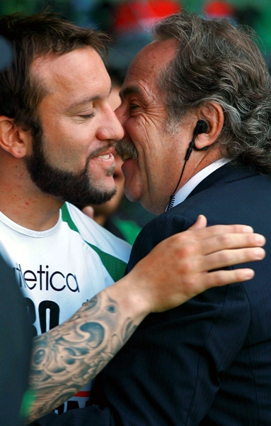 Vuoso es felicitado por Decio de María.