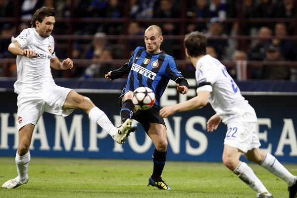 Wesley Sneijder se quitó a dos rivales con un toque mágico.
