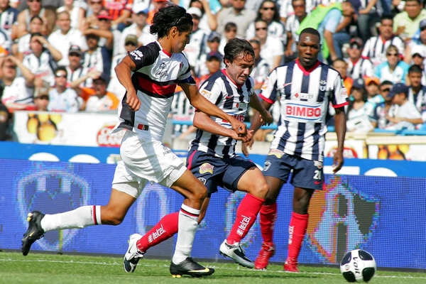 William Paredes tratando de armar un avance rayado