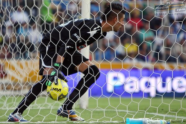 Yosgart Gutiérrez fue dos veces por el esférico al fondo de su portería.