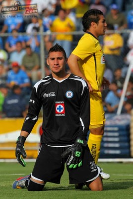 Yosgart no pudo detener un remate y dejó el esférico para la anotación de Cabañas.