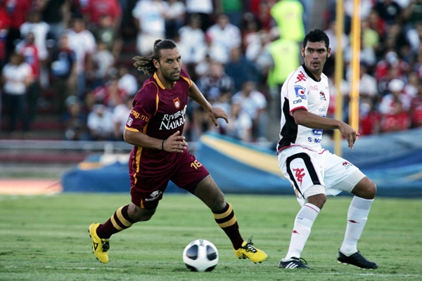 Zamogilny, pilar en el medio campo de Estudiantes