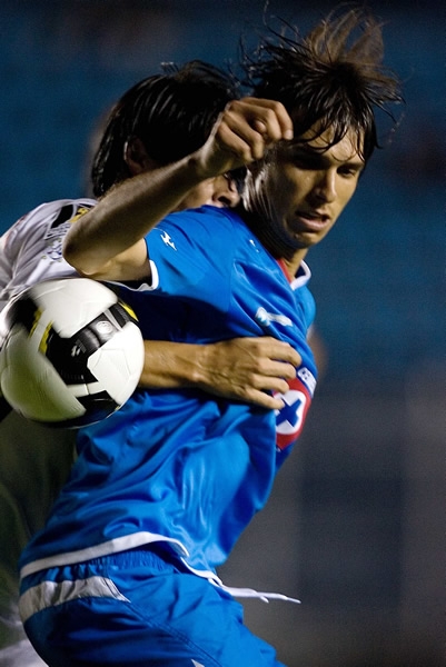 Zeballos intentando llevarse el balón