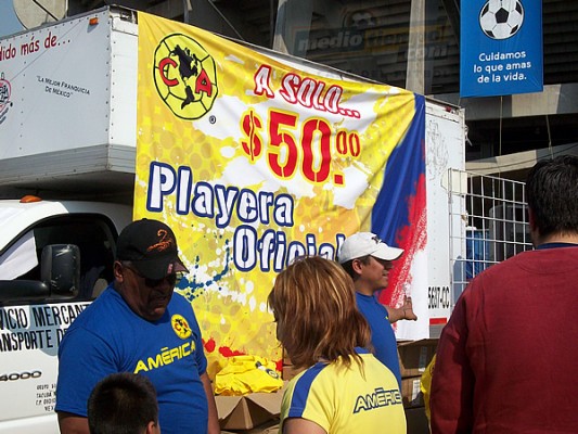 Adentro del inmueble, la gente compraba souvenirs.