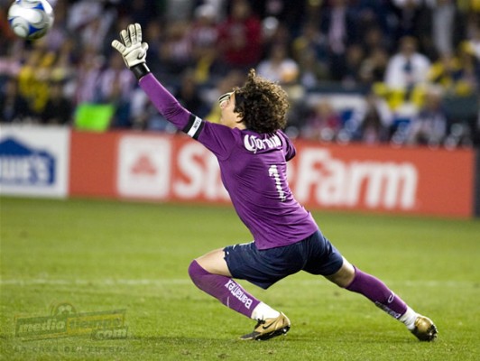 Al 66'; Guillermo Ochoa vio violada su meta de nuevo.
