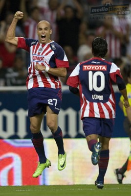 Alberto Medina corre a felicitar a Carlos Ochoa por su primer tanto del partido.