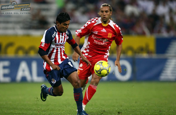 Alberto Medina es marcado por Jorge Damián Zamogilny.