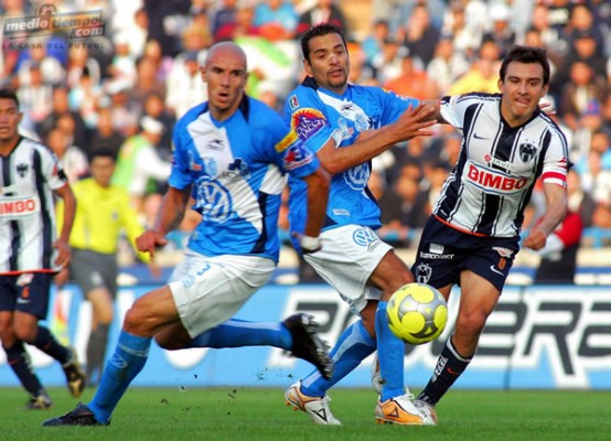 Alejandro Acosta, Daniel Osorno y Luis Pérez pelean el esférico.