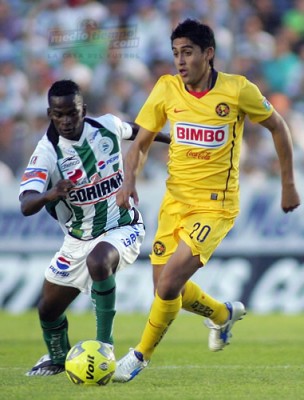 Alejandro Argüello conduce el balón ante la mirada de Quintero.