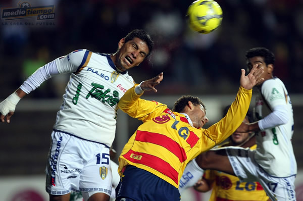 Alfredo González Tahuilán gana el esférico a Miguel Sabah.