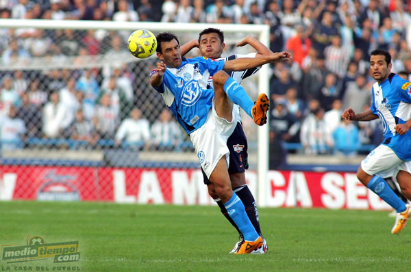 Álvaro González y Diego Martínez luchan por el esférico.