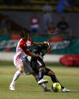 Ambos equipos intentaron quedarse con los tres puntos.