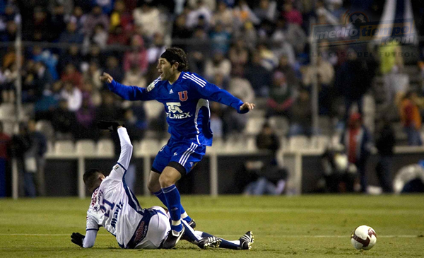 Ambos equipos pelearon fuerte por la pelota.