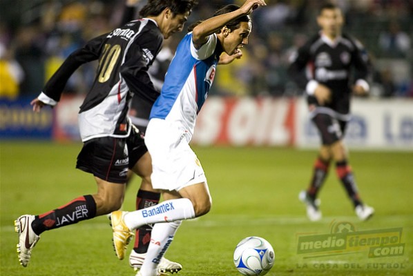 Andrés Chitiva intenta escapar de Dárvin Francisco Chávez.