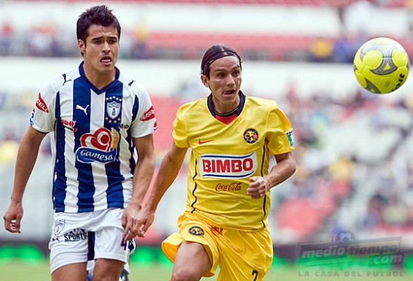 Andrés Chitiva intenta huir de la marca de Marco Iván Pérez.