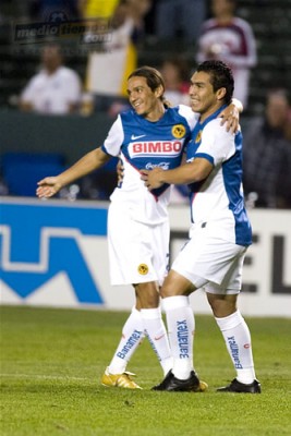 Andrés Chitiva y Salvador Cabañas festejan el primer gol Águila.