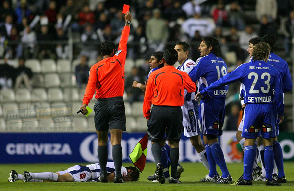 El árbitro no dudó en sacar la roja a Mauricio Arias.