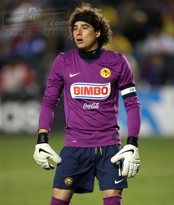 El arquero Águila, Guillermo Ochoa, mostraba su desconcierto.