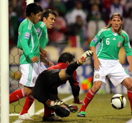 Así la paró Oswaldo, pero en el contrarremate Bradley la mandó al fondo.