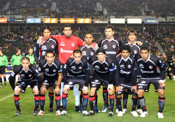 Atlas posó para la clásica foto previo al duelo.