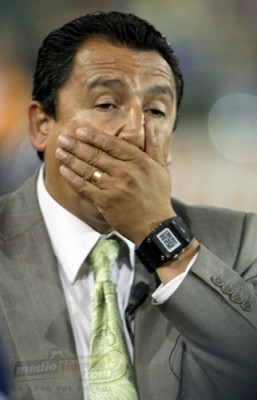 El auxialiar de Chivas Ortega no podía creer el accionar de las Chivas.