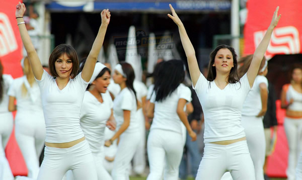 Bellas mujeres apantallaron al público del Estadio Corona.